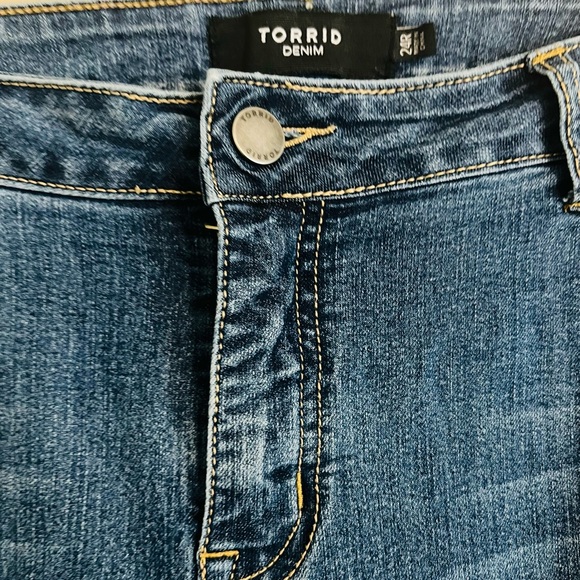 SOLD 🥳Torrid pants 😍 - Picture 4 of 5